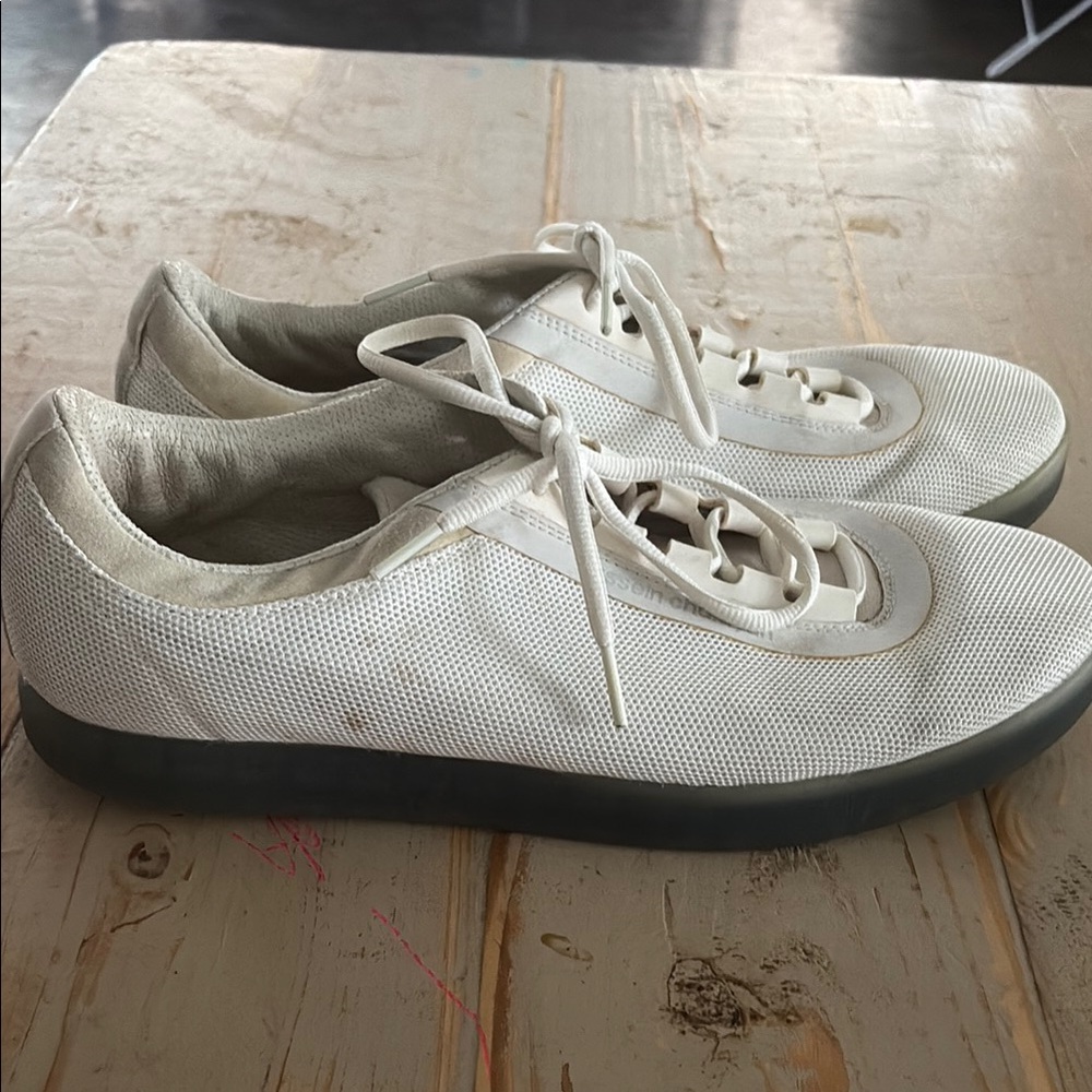 Black and White Canvas Sneakers with Low-Top Design - Picture 3 of 6